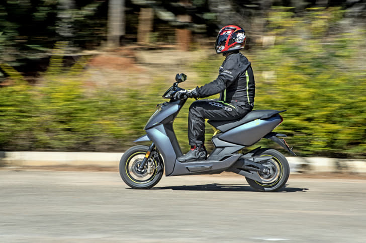 The riding position is comfortable, while the floorboard has generous space for big feet.